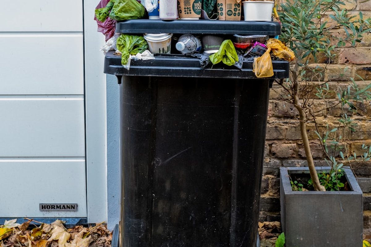 Poste de tri d'équipements électroniques professionnels avant recyclage DEEE en entreprise