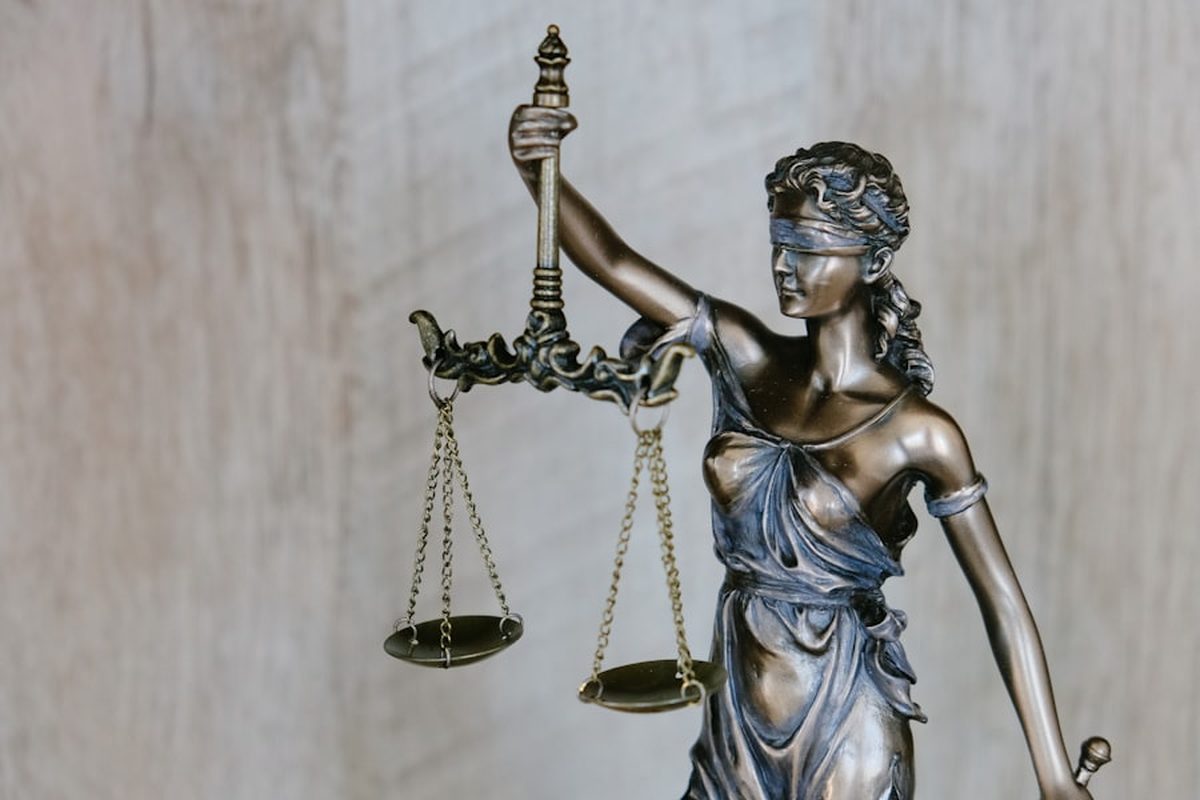 Dossier de contrôle et équipements informatiques illustrant les sanctions de la réglementation DEEE